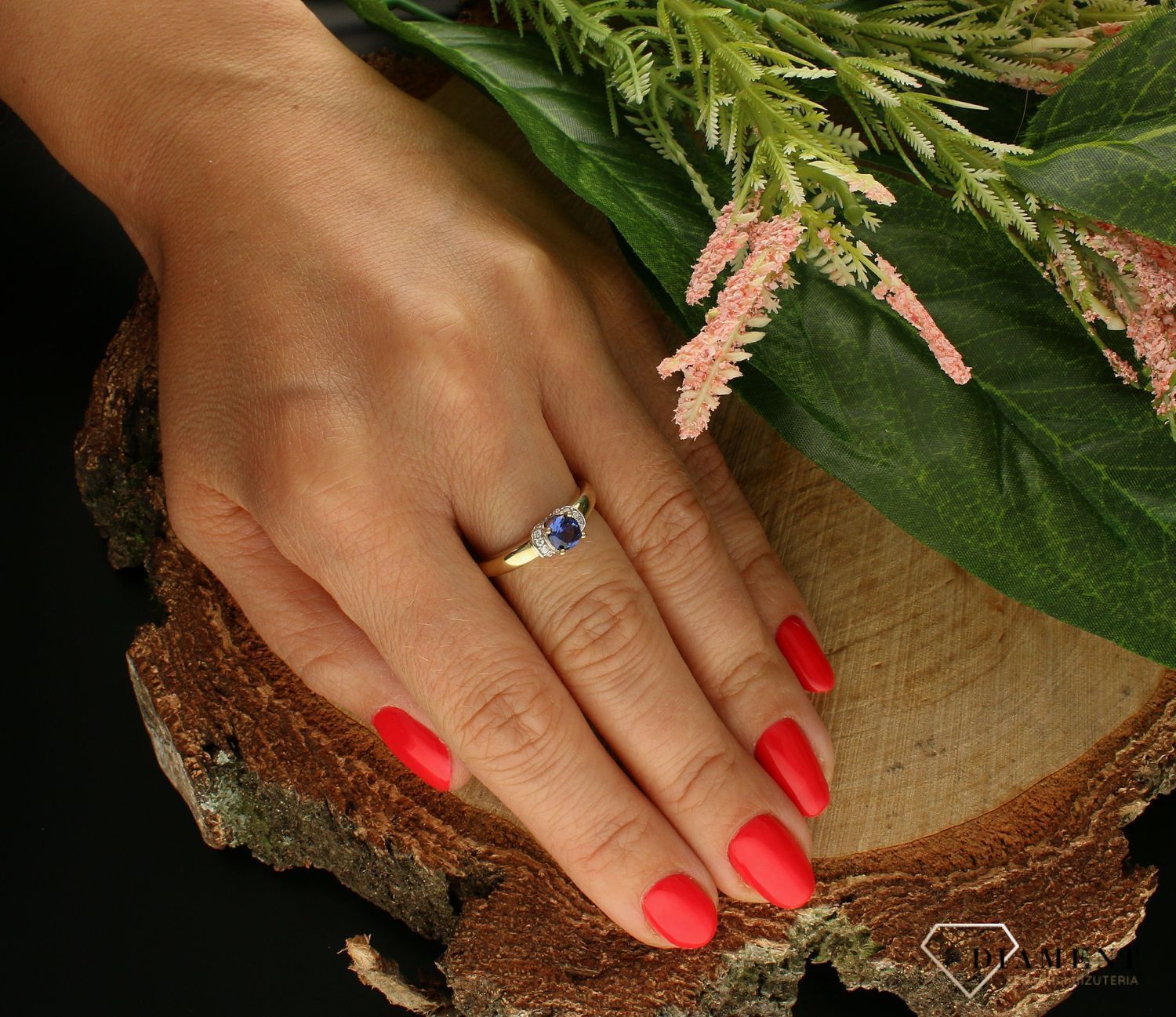 Złoty pierścionek 333 z tanzanitem i cyrkoniami PI 4009B. Pierścionek z zachowaniem dbałości o każdy szczegół i detal. Pierścionek wykonano z żółtego złota najwyższej próby. Dodatek łączy w sobie symbolikę kruszcu i koloru (.jpg